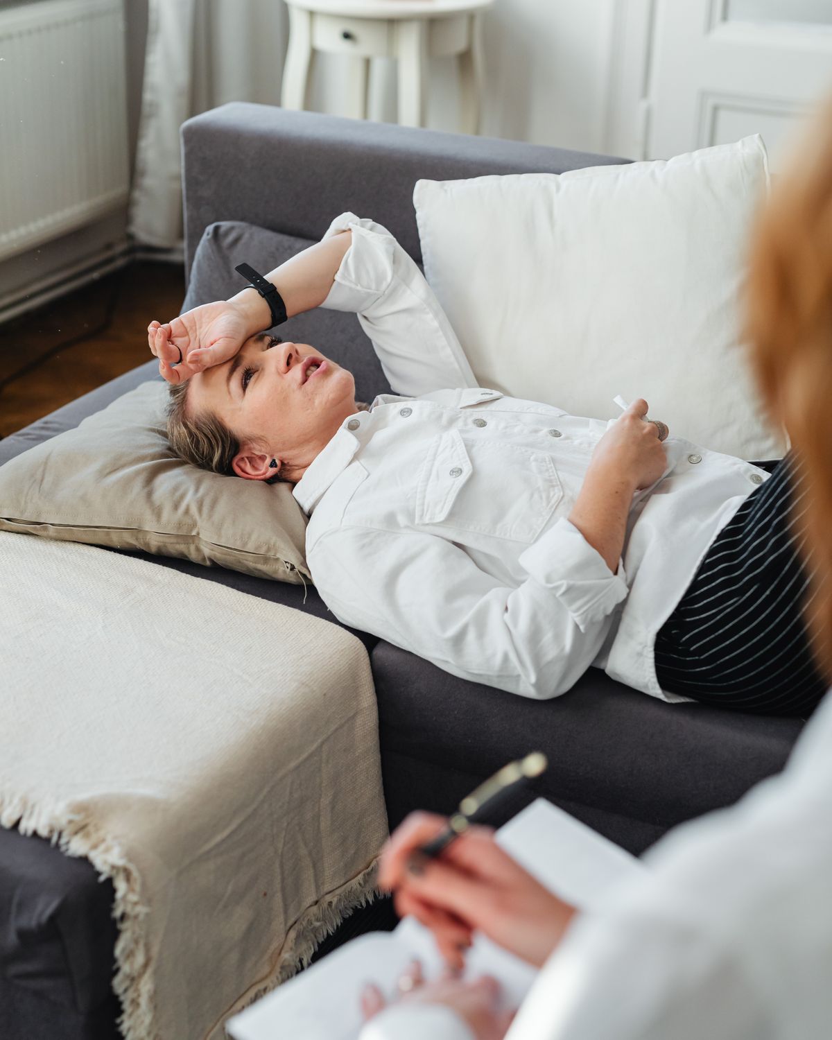 Séance de psychanalyse, patient allongé